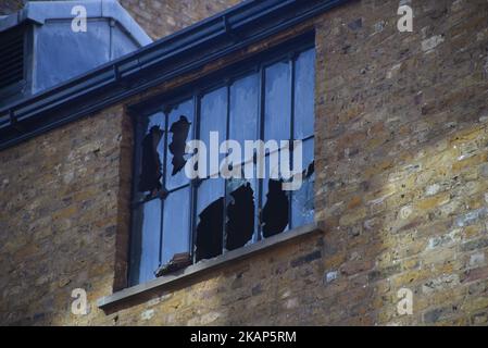 Les séquelles de l'incendie de Camden Market sont visibles à Londres, au Royaume-Uni, sur 10 juillet 2017. Un incendie a enflammé la boutique « Camden Guitars » du célèbre marché de Camden à Londres. Aucune victime ni blessure n'est signalée. Il est entendu qu'environ 30% des premier, deuxième et troisième étages, et un tiers du toit du bâtiment, ont été endommagés par l'incendie. (Photo d'Alberto Pezzali/NurPhoto) *** Veuillez utiliser le crédit du champ de crédit *** Banque D'Images