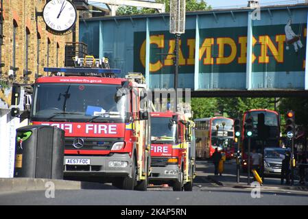 Les séquelles de l'incendie de Camden Market sont visibles à Londres, au Royaume-Uni, sur 10 juillet 2017. Un incendie a enflammé la boutique « Camden Guitars » du célèbre marché de Camden à Londres. Aucune victime ni blessure n'est signalée. Il est entendu qu'environ 30% des premier, deuxième et troisième étages, et un tiers du toit du bâtiment, ont été endommagés par l'incendie. (Photo d'Alberto Pezzali/NurPhoto) *** Veuillez utiliser le crédit du champ de crédit *** Banque D'Images