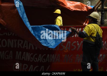 Des mineurs de la région de CARAGA à Mindanao ont installé leurs tentes devant le siège du ministère du travail et de l'emploi (DOLE) à Intramuros, à Manille, le 10 juillet 2017. Sous la direction du groupe militant des travailleurs Kilusang Mayo Uno (KMU), les mineurs tiendront une manifestation de camp, deux semaines avant le discours sur l’état de la nation (SONA) du président pour appeler à la levée de la loi martiale et à l’échec des promesses du président Duterte. (Photo de George Calvelo/NurPhoto) *** Veuillez utiliser le crédit du champ de crédit *** Banque D'Images