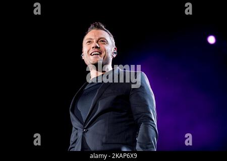 Tiziano Ferro joue en direct sur la scène « il mestiere della vita Tour » au Stadio Arechi. Salerno, Italie, le 12 juillet 2017. (Photo de Giuseppe Maffia/NurPhoto) *** Veuillez utiliser le crédit du champ de crédit *** Banque D'Images