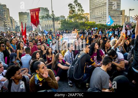 L'Union Paulista des étudiants du secondaire (Upes) a organisé une manifestation à Sao Paulo, au Brésil, sur 13 juillet 2017 contre la décision du maire de São Paulo, João Doria, de restreindre les voyages de la carte étudiante gratuite - de huit à quatre billets par jour. La domostration a eu lieu dans le Viaduto do Chá, où se trouve le siège de l'hôtel de ville de São Paulo, au centre de la capitale. (Photo de Cris Faga/NurPhoto) *** Veuillez utiliser le crédit du champ de crédit *** Banque D'Images
