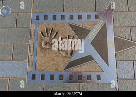 Empreintes de l'artiste et acteur martial Jackie Chans mains sur l'avenue des étoiles, Tsim Sha Tsui, Kowloon, Hong Kong, Chine Banque D'Images