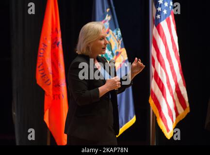 La sénatrice de New York Kristen Gilliband occupe l'hôtel de ville de Syracuse, NY, sur 14 juillet 2017. Elle pose des questions au public sur les soins de santé, les militaires et les droits de vote. (Photo de Zach D Roberts/NurPhoto) *** Veuillez utiliser le crédit du champ de crédit *** Banque D'Images