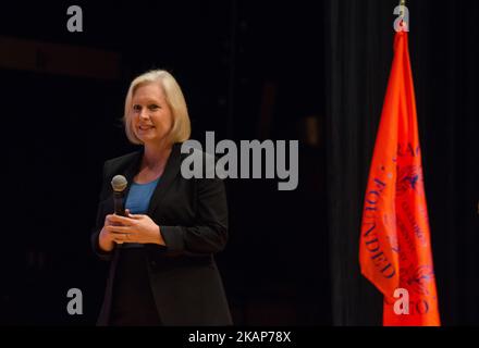 La sénatrice de New York Kristen Gilliband occupe l'hôtel de ville de Syracuse, NY, sur 14 juillet 2017. Elle pose des questions au public sur les soins de santé, les militaires et les droits de vote. (Photo de Zach D Roberts/NurPhoto) *** Veuillez utiliser le crédit du champ de crédit *** Banque D'Images