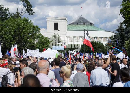 Des gens participent à une manifestation devant le Parlement polonais à Varsovie, en Pologne, sur 16 juillet 2017. La manifestation a été organisée par le Comité pour la défense de la démocratie (KOD). Des membres et des partisans de la KOD et des partis d'opposition ont protesté contre des changements dans le droit judiciaire et la Cour suprême. (Photo de Mateusz Wlodarczyk/NurPhoto) *** Veuillez utiliser le crédit du champ de crédit *** Banque D'Images