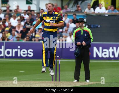 Le chant de Lange de Glamorgan célèbre le cricket du Ravi Bopara d'Essex lors du match Blast de NatWest T20 entre les Aigles d'Essex et Glamourgan au terrain du comté de Cloudfm, à 16 juillet 2017, à Chelmsford, en Angleterre. (Photo de Kieran Galvin/NurPhoto) *** Veuillez utiliser le crédit du champ de crédit *** Banque D'Images