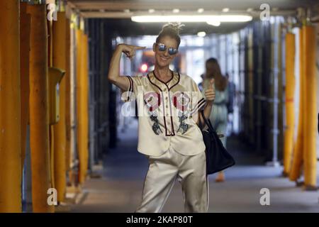 Céline Dion visite un magasin à Paris, en France, sur 17 juillet 2017. (Photo de Mehdi Taamallah/NurPhoto) *** Veuillez utiliser le crédit du champ de crédit *** Banque D'Images