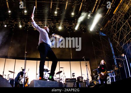 Le groupe de rock indépendant canadien Arcade Fire est photographié sur scène lors du festival d'été de Milan à l'Ippodromo San Siro, Milan, Italie sur 17 juillet 2017. (Photo de Roberto Finizio/NurPhoto) *** Veuillez utiliser le crédit du champ de crédit *** Banque D'Images