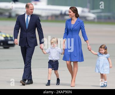 Prince William, duc de Cambridge et Catherine Duchesse de Cambridge avec leurs enfants (la princesse Charlottet et le fils Prince George) avant le départ de l'aéroport Chopin de Varsovie, Pologne, le 19 juillet 2017 (photo de Mateusz Wlodarczyk/NurPhoto) *** Veuillez utiliser le crédit du champ de crédit *** Banque D'Images