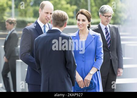 Le prince Guillaume de Grande-Bretagne, duc de Cambridge (L) et sa femme Kate, duchesse de Cambridge (C) arrivent au Mémorial de l'Holocauste à Berlin sur 19 juillet 2017. (Photo par Emmanuele Contini/NurPhoto) *** Veuillez utiliser le crédit du champ de crédit *** Banque D'Images