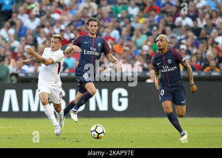 AS Roma Juan Iturbe (11) (L) vie avec le milieu de terrain de Paris Saint-Germain Adrien Rabiot (25) (au centre) dans la première moitié lors d'un match de coupe internationale des champions entre AS Roma et Paris Saint-Germain FC au parc Comerica à Detroit, Michigan sur 19 juillet 2017. (Photo de Jorge Lemus/NurPhoto) *** Veuillez utiliser le crédit du champ de crédit *** Banque D'Images