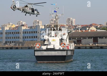 Les forces spéciales de la Marine bulgare ainsi que les soldats de l'OTAN participent à l'exercice BREEZE 2017 en Bulgarie, qui fait partie de l'exercice du gardien de Sabre 2017 de l'OTAN, dans la ville de Varna, dans la mer Noire, à l'est de la capitale bulgare Sofia. Breeze 2017 est l'exercice bulgare. Les navires de guerre participant à cet exercice se sont réunis à Varna.l'exercice a commencé le 14 juillet 2017 et se terminera le 23 juillet. L'objectif de cet exercice est de développer la coopération et l'interopérabilité en effectuant une formation maritime réelle entre les forces multinationales de la mer Noire. Outre l'hôte, Turquie, Etats-Unis, Angleterre, Italie, Polan Banque D'Images