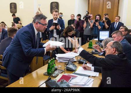 Des membres des partis d'opposition (Platforma Obywatelska et Nowoczesna) se disputent avec le président de la commission parlementaire Stanislaw Piotrowicz du parti au pouvoir SIP (Prawo i Sprawiedliwosc) lors d'un débat de nuit sur un projet de loi de la Cour suprême, en commission parlementaire à la chambre basse du Parlement polonais (Sejm) à Varsovie, Pologne le 19 juillet 2017 (photo de Mateusz Wlodarczyk/NurPhoto) *** Veuillez utiliser le crédit du champ de crédit *** Banque D'Images