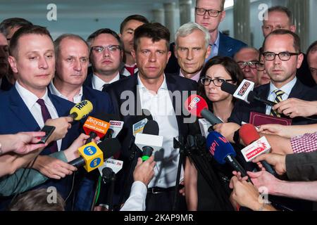 Conférence de presse des partis d'opposition (Platforma Obywatelska et Nowoczesna) après un débat nocturne sur un projet de loi de la Cour suprême, en commission parlementaire à la chambre basse du Parlement polonais (Sejm) à Varsovie, Pologne, le 19 juillet 2017 (photo de Mateusz Wlodarczyk/NurPhoto) *** Veuillez utiliser le crédit du secteur de crédit *** Banque D'Images