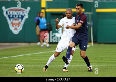 Roma en arrière Bruno Peres lutte pour la possession du ballon avec Javier Pastore, le milieu de terrain de Paris Saint-Germain (10) lors d'un match de la coupe des champions internationaux entre AS Roma et le FC Paris Saint-Germain au parc Comerica de Detroit, Michigan, États-Unis, mercredi, 19 juillet 2017. (Photo par Amy Lemus/NurPhoto) *** Veuillez utiliser le crédit du champ de crédit *** Banque D'Images