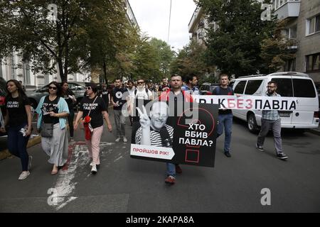 Quelques centaines d'activistes et de représentants des médias défilent dans le centre de Kiev, en Ukraine, passent par le Bureau du Président et le Ministère de l'intérieur du site où le journaliste Pavlo Sheremet a été tué dans une explosion de voitures il y a un an, pour commémorer leur collège et demander aux responsables d'enquêter sur l'affaire, 20 juillet 2017. (Photo par Sergii Kharchenko/NurPhoto) *** Veuillez utiliser le crédit du champ de crédit *** Banque D'Images
