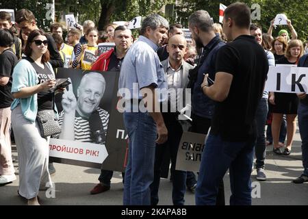 Quelques centaines d'activistes et de représentants des médias défilent dans le centre de Kiev, en Ukraine, passent par le Bureau du Président et le Ministère de l'intérieur du site où le journaliste Pavlo Sheremet a été tué dans une explosion de voitures il y a un an, pour commémorer leur collège et demander aux responsables d'enquêter sur l'affaire, 20 juillet 2017. (Photo par Sergii Kharchenko/NurPhoto) *** Veuillez utiliser le crédit du champ de crédit *** Banque D'Images