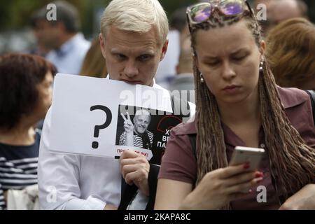Quelques centaines d'activistes et de représentants des médias défilent dans le centre de Kiev, en Ukraine, passent par le Bureau du Président et le Ministère de l'intérieur du site où le journaliste Pavlo Sheremet a été tué dans une explosion de voitures il y a un an, pour commémorer leur collège et demander aux responsables d'enquêter sur l'affaire, 20 juillet 2017. (Photo par Sergii Kharchenko/NurPhoto) *** Veuillez utiliser le crédit du champ de crédit *** Banque D'Images