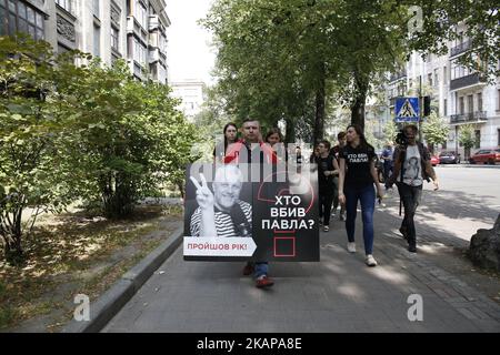 Quelques centaines d'activistes et de représentants des médias défilent dans le centre de Kiev, en Ukraine, passent par le Bureau du Président et le Ministère de l'intérieur du site où le journaliste Pavlo Sheremet a été tué dans une explosion de voitures il y a un an, pour commémorer leur collège et demander aux responsables d'enquêter sur l'affaire, 20 juillet 2017. (Photo par Sergii Kharchenko/NurPhoto) *** Veuillez utiliser le crédit du champ de crédit *** Banque D'Images