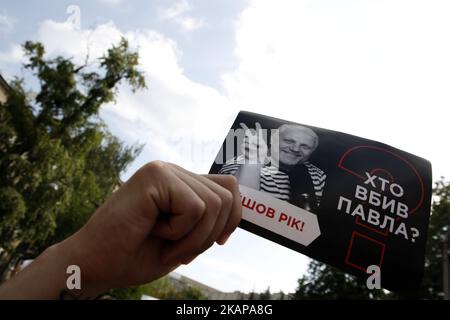 Quelques centaines d'activistes et de représentants des médias défilent dans le centre de Kiev, en Ukraine, passent par le Bureau du Président et le Ministère de l'intérieur du site où le journaliste Pavlo Sheremet a été tué dans une explosion de voitures il y a un an, pour commémorer leur collège et demander aux responsables d'enquêter sur l'affaire, 20 juillet 2017. (Photo par Sergii Kharchenko/NurPhoto) *** Veuillez utiliser le crédit du champ de crédit *** Banque D'Images