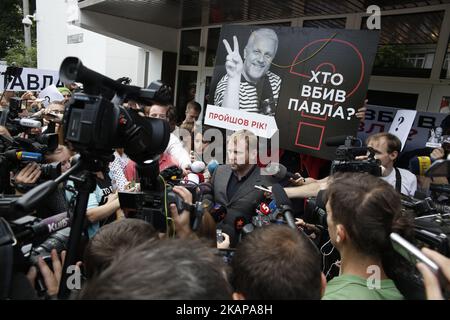 Quelques centaines d'activistes et de représentants des médias défilent dans le centre de Kiev, en Ukraine, passent par le Bureau du Président et le Ministère de l'intérieur du site où le journaliste Pavlo Sheremet a été tué dans une explosion de voitures il y a un an, pour commémorer leur collège et demander aux responsables d'enquêter sur l'affaire, 20 juillet 2017. (Photo par Sergii Kharchenko/NurPhoto) *** Veuillez utiliser le crédit du champ de crédit *** Banque D'Images