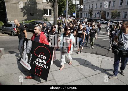 Quelques centaines d'activistes et de représentants des médias défilent dans le centre de Kiev, en Ukraine, passent par le Bureau du Président et le Ministère de l'intérieur du site où le journaliste Pavlo Sheremet a été tué dans une explosion de voitures il y a un an, pour commémorer leur collège et demander aux responsables d'enquêter sur l'affaire, 20 juillet 2017. (Photo par Sergii Kharchenko/NurPhoto) *** Veuillez utiliser le crédit du champ de crédit *** Banque D'Images