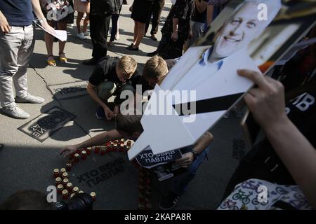 Quelques centaines d'activistes et de représentants des médias défilent dans le centre de Kiev, en Ukraine, passent par le Bureau du Président et le Ministère de l'intérieur du site où le journaliste Pavlo Sheremet a été tué dans une explosion de voitures il y a un an, pour commémorer leur collège et demander aux responsables d'enquêter sur l'affaire, 20 juillet 2017. (Photo par Sergii Kharchenko/NurPhoto) *** Veuillez utiliser le crédit du champ de crédit *** Banque D'Images