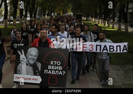 Quelques centaines d'activistes et de représentants des médias défilent dans le centre de Kiev, en Ukraine, passent par le Bureau du Président et le Ministère de l'intérieur du site où le journaliste Pavlo Sheremet a été tué dans une explosion de voitures il y a un an, pour commémorer leur collège et demander aux responsables d'enquêter sur l'affaire, 20 juillet 2017. (Photo par Sergii Kharchenko/NurPhoto) *** Veuillez utiliser le crédit du champ de crédit *** Banque D'Images