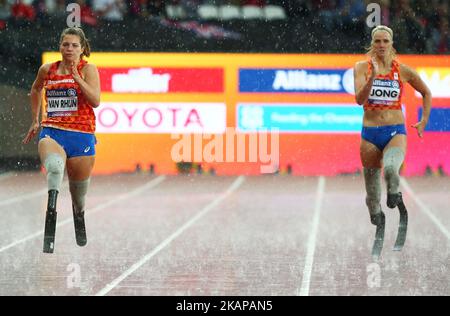 L-R Marlou van Rhijn et Fleur Jong de Nederland vainqueur de la finale féminine 200m T44 lors des Championnats du monde d'athlétisme Para au Stade de Londres à Londres sur 23 juillet 2017 (photo de Kieran Galvin/NurPhoto) *** Veuillez utiliser le crédit du champ de crédit *** Banque D'Images