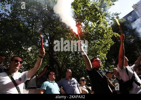 Les militants de CI4 groupes nationalistes ont allumé les fusées alors qu'ils exigent de libérer le soldat ukrainien Vitaly Markivs devant l'ambassade italienne à Kiev, Ukraine, 24 juillet, 2017.Â le militaire ukrainien Vitaly Markiv a été détenu en Italie 1st de juillet 2017 pour avoir été soupçonné d'être impliqué dans le meurtre de la photojournaliste italienne Andrea Rocchelli près de la ville de Slavyansk en mai 2014. (Photo par Sergii Kharchenko/NurPhoto) *** Veuillez utiliser le crédit du champ de crédit *** Banque D'Images