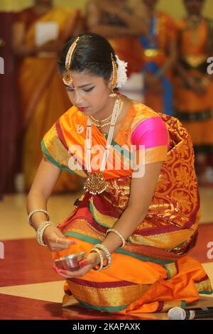 Des enfants hindous tamouls dansent le Bharatnatyam lors du Nambiyaandaar Nambi Ustavam Thiruvizha pooja, dans un temple hindou de l'Ontario, au Canada, le 19 juillet 2017. Cette pooja fait partie du festival de 15 jours qui honore Lord Ganesh qui culmine avec la procession extravagante de chars. Pendant ce Puja, une idole du Seigneur Ganesh est perlée autour du temple pendant que les prières sont exécutées. (Photo de Creative Touch Imaging Ltd./NurPhoto) *** Veuillez utiliser le crédit du champ de crédit *** Banque D'Images