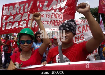 Les manifestants élèvent des poings serrés lors d'un rassemblement coïncidant avec le discours annuel sur l'état de la nation du président Rodrigo Duterte, dans la ville de Quezon, au nord-est de Manille, aux Philippines, lundi, 24 juillet 2017. Le président Rodrigo Duterte s'est adressé aux manifestants à l'extérieur de la Chambre des représentants après avoir prononcé son discours sur l'état de la nation, qui a duré plus de deux heures. (Photo de Richard James Mendoza/NurPhoto) *** Veuillez utiliser le crédit du champ de crédit *** Banque D'Images