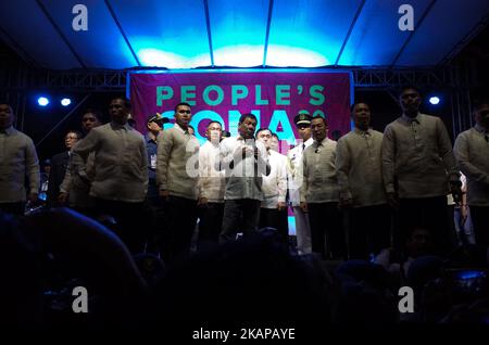 Le président Rodrigo Duterte s'adresse aux manifestants à l'extérieur du Congrès lors d'un rassemblement coïncidant avec le discours annuel du président Rodrigo Duterte sur l'état de la nation à Quezon City, au nord-est de Manille, aux Philippines, lundi, 24 juillet 2017. Le président Rodrigo Duterte s'est adressé aux manifestants à l'extérieur de la Chambre des représentants après avoir prononcé son discours sur l'état de la nation, qui a duré plus de deux heures. (Photo de Richard James Mendoza/NurPhoto) *** Veuillez utiliser le crédit du champ de crédit *** Banque D'Images