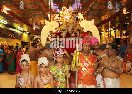 Le prêtre hindou tamoul récite les prières tandis que les dévotés portent l'idole de Lord Ganesh derrière lors du Nambiyaandaar Nambi Ustavam Thiruvizha pooja dans un temple hindou de l'Ontario, au Canada, le 19 juillet 2017. Cette pooja fait partie du festival de 15 jours qui honore Lord Ganesh qui culmine avec la procession extravagante de chars. Pendant ce Puja, une idole du Seigneur Ganesh est perlée autour du temple pendant que les prières sont exécutées. (Photo de Creative Touch Imaging Ltd./NurPhoto) *** Veuillez utiliser le crédit du champ de crédit *** Banque D'Images