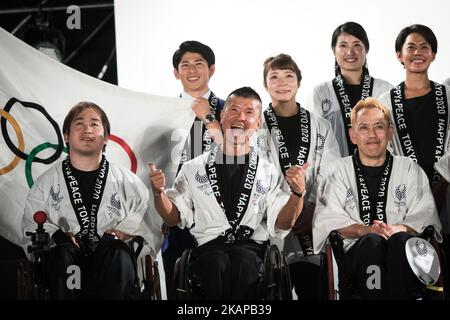 Les athlètes japonais se sont fait prendre des photos lors du festival Tokyo 2020 Flag tour pour les Jeux de 2020 à la Plaza métropolitaine de Tokyo, 24 juillet 2017. Le Japon a commencé lundi son compte à rebours de trois ans pour les Jeux olympiques d'été de Tokyo en 2020 à Tokyo avec des projections d'images transmises sur un bâtiment du bureau du gouvernement métropolitain de Tokyo. Les Jeux de 2020 seront les premiers Jeux olympiques d'été du Japon depuis 1964. (Photo de Richard Atrero de Guzman/NurPhoto) *** Veuillez utiliser le crédit du champ de crédit *** Banque D'Images