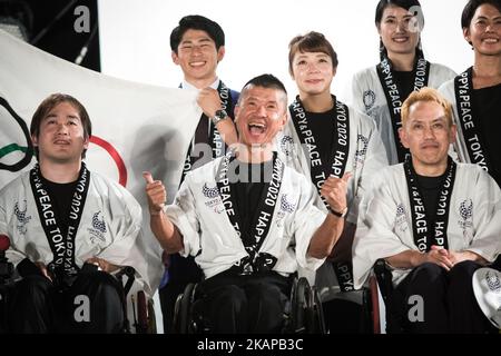 Les athlètes japonais se sont fait prendre des photos lors du festival Tokyo 2020 Flag tour pour les Jeux de 2020 à la Plaza métropolitaine de Tokyo, 24 juillet 2017. Le Japon a commencé lundi son compte à rebours de trois ans pour les Jeux olympiques d'été de Tokyo en 2020 à Tokyo avec des projections d'images transmises sur un bâtiment du bureau du gouvernement métropolitain de Tokyo. Les Jeux de 2020 seront les premiers Jeux olympiques d'été du Japon depuis 1964. (Photo de Richard Atrero de Guzman/NurPhoto) *** Veuillez utiliser le crédit du champ de crédit *** Banque D'Images