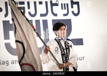 Tokyo Gov. Yuriko Koike fait le drapeau olympique lors du festival de la tournée des drapeaux de Tokyo 2020 pour les Jeux de 2020 sur la place métropolitaine de Tokyo, au 24 juillet 2017. Le Japon a commencé lundi son compte à rebours de trois ans pour les Jeux olympiques d'été de Tokyo en 2020 à Tokyo avec des projections d'images transmises sur un bâtiment du bureau du gouvernement métropolitain de Tokyo. Les Jeux de 2020 seront les premiers Jeux olympiques d'été du Japon depuis 1964. (Photo de Richard Atrero de Guzman/NurPhoto) *** Veuillez utiliser le crédit du champ de crédit *** Banque D'Images