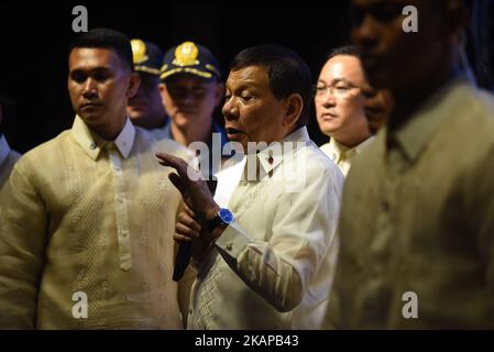 Le Président Rodrigo Duterte s'adresse aux manifestants après son discours sur l'état de la nation (SONA) de 2nd à Batasan Road, Quezon City, le 24 juillet 2017. Des milliers de manifestants ont défilé vers la Chambre des représentants pour demander au président de tenir les promesses faites lors de la SONA de l'année précédente. Duterte a été le premier président à dialoguer avec les manifestants après la SONA dans l'histoire récente. (Photo de George Calvelo/NurPhoto) *** Veuillez utiliser le crédit du champ de crédit *** Banque D'Images