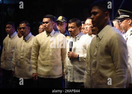 Le Président Rodrigo Duterte s'adresse aux manifestants après son discours sur l'état de la nation (SONA) de 2nd à Batasan Road, Quezon City, le 24 juillet 2017. Des milliers de manifestants ont défilé vers la Chambre des représentants pour demander au président de tenir les promesses faites lors de la SONA de l'année précédente. Duterte a été le premier président à dialoguer avec les manifestants après la SONA dans l'histoire récente. (Photo de George Calvelo/NurPhoto) *** Veuillez utiliser le crédit du champ de crédit *** Banque D'Images