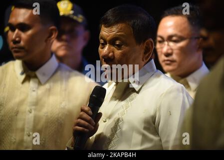 Le Président Rodrigo Duterte s'adresse aux manifestants après son discours sur l'état de la nation (SONA) de 2nd à Batasan Road, Quezon City, le 24 juillet 2017. Des milliers de manifestants ont défilé vers la Chambre des représentants pour demander au président de tenir les promesses faites lors de la SONA de l'année précédente. Duterte a été le premier président à dialoguer avec les manifestants après la SONA dans l'histoire récente. (Photo de George Calvelo/NurPhoto) *** Veuillez utiliser le crédit du champ de crédit *** Banque D'Images