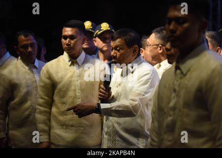 Le Président Rodrigo Duterte s'adresse aux manifestants après son discours sur l'état de la nation (SONA) de 2nd à Batasan Road, Quezon City, le 24 juillet 2017. Des milliers de manifestants ont défilé vers la Chambre des représentants pour demander au président de tenir les promesses faites lors de la SONA de l'année précédente. Duterte a été le premier président à dialoguer avec les manifestants après la SONA dans l'histoire récente. (Photo de George Calvelo/NurPhoto) *** Veuillez utiliser le crédit du champ de crédit *** Banque D'Images