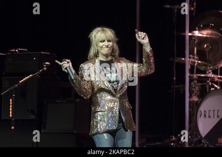 Chrissie Hynde, leader des prétendants, se produit lors d'un concert pour le Festival de musique universelle au Théâtre royal de Madrid, Espagne, 24 juillet 2017. (Photo par Oscar Gonzalez/NurPhoto) *** Veuillez utiliser le crédit du champ de crédit *** Banque D'Images