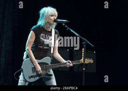 Chrissie Hynde, leader des prétendants, se produit lors d'un concert pour le Festival de musique universelle au Théâtre royal de Madrid, Espagne, 24 juillet 2017. (Photo par Oscar Gonzalez/NurPhoto) *** Veuillez utiliser le crédit du champ de crédit *** Banque D'Images