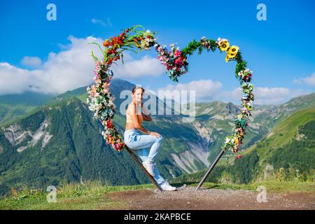 Fille à l'arche sous la forme d'un coeur à l'arche de l'amitié Banque D'Images