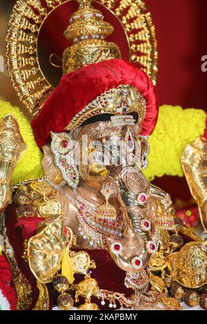 L'idole adorée de Lord Ganesh pendant le Nambiyaandaar Nambi Ustavam Thiruvizha pooja dans un temple hindou tamoul en Ontario, au Canada, le 19 juillet 2017. Cette pooja fait partie du festival de 15 jours qui honore Lord Ganesh qui culmine avec la procession extravagante de chars. Pendant ce Puja, une idole du Seigneur Ganesh est perlée autour du temple pendant que les prières sont exécutées. (Photo de Creative Touch Imaging Ltd./NurPhoto) *** Veuillez utiliser le crédit du champ de crédit *** Banque D'Images