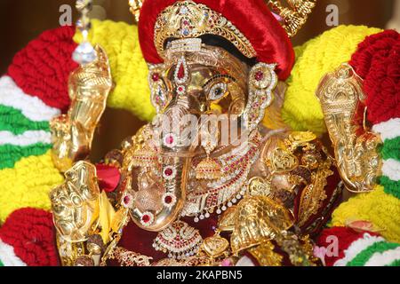 L'idole adorée de Lord Ganesh pendant le Nambiyaandaar Nambi Ustavam Thiruvizha pooja dans un temple hindou tamoul en Ontario, au Canada, le 19 juillet 2017. Cette pooja fait partie du festival de 15 jours qui honore Lord Ganesh qui culmine avec la procession extravagante de chars. Pendant ce Puja, une idole du Seigneur Ganesh est perlée autour du temple pendant que les prières sont exécutées. (Photo de Creative Touch Imaging Ltd./NurPhoto) *** Veuillez utiliser le crédit du champ de crédit *** Banque D'Images