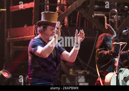 La chanteuse italienne Zucchero se produit lors d'un concert du Festival de musique universelle au Théâtre royal de Madrid, Espagne sur 25 juillet 2017. (Photo par Oscar Gonzalez/NurPhoto) *** Veuillez utiliser le crédit du champ de crédit *** Banque D'Images