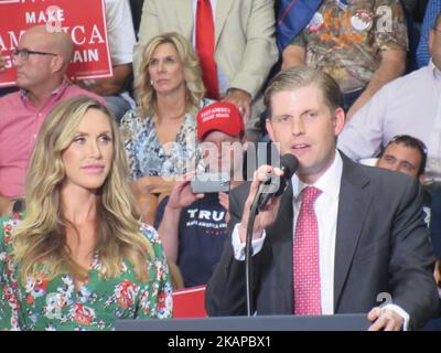 Eric Trump rejoint sa femme Lara Yunaska sur scène et s'exprime au rassemblement Make America Great Again du président Trump sur 25 juillet 2017 à Youngstown, Ohio. (Photo de Kyle Mazza/NurPhoto) *** Veuillez utiliser le crédit du champ de crédit *** Banque D'Images