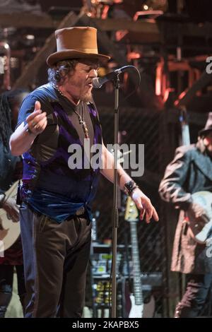 La chanteuse italienne Zucchero se produit lors d'un concert du Festival de musique universelle au Théâtre royal de Madrid, Espagne sur 25 juillet 2017. (Photo par Oscar Gonzalez/NurPhoto) *** Veuillez utiliser le crédit du champ de crédit *** Banque D'Images