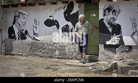 Une fresque représentant le président américain Donald Trump, la chancelière allemande, Anglea Merkel et son résident local, Krustyo Tonev, est vue sur un mur dans le cadre du festival mural dans le village de Staro Zhelezare, Bulgarie, le mercredi 26 juillet 2017. Les peintures murales extérieures sur les murs des maisons du village de Staro Zhelezare présentent des gens locaux ainsi que des figures bien connues des mondes de la politique et de la religion. (Photo de Valentina Petrova/NurPhoto) *** Veuillez utiliser le crédit du champ de crédit *** Banque D'Images